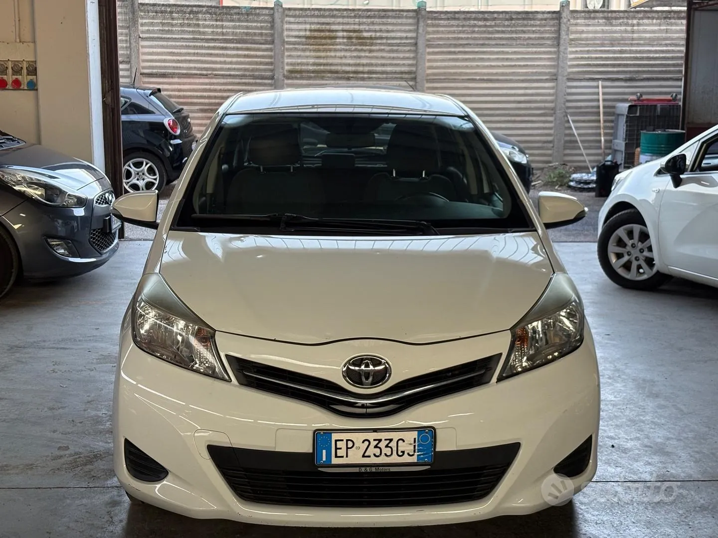 Toyota Yaris 2012 photo 2