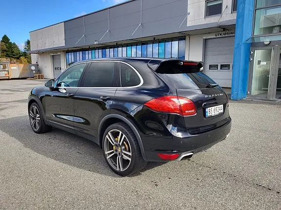 Porsche Cayenne 2011 photo 2