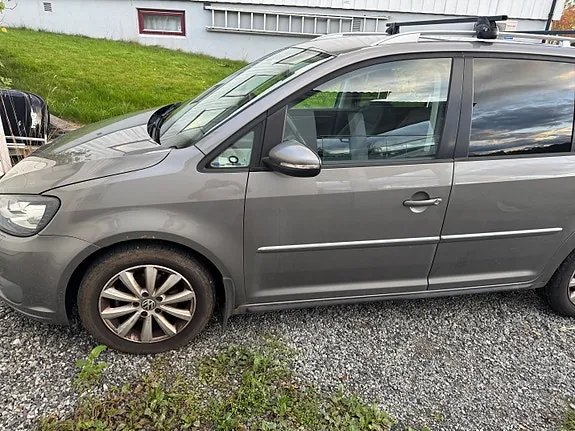 Volkswagen Touran 2011 photo 2