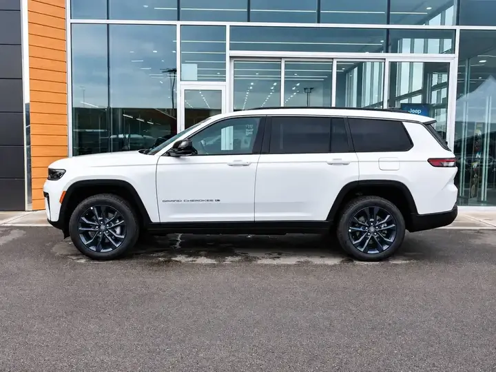 Jeep Grand Cherokee 2026 photo 3