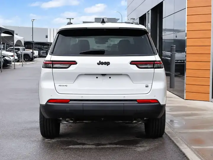 Jeep Grand Cherokee 2026 photo 5