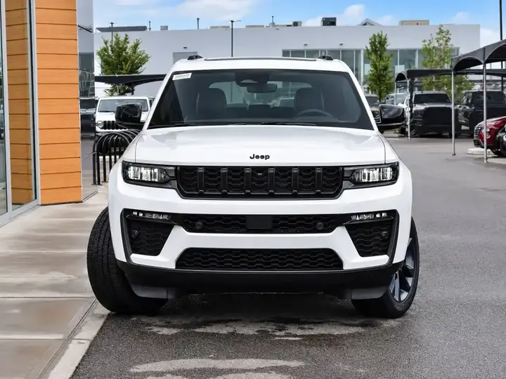 Jeep Grand Cherokee 2026 photo 2