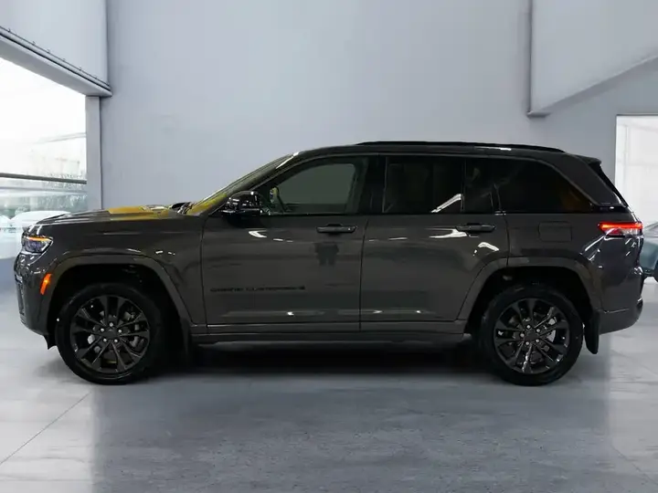 Jeep Grand Cherokee 2026 photo 2