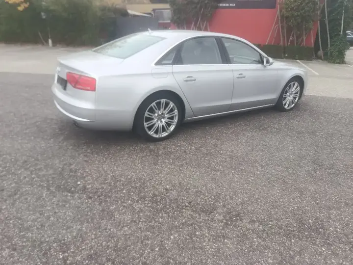 Audi A8 2010 photo 3