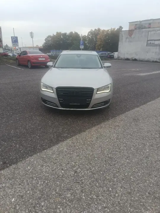 Audi A8 2010 photo 2