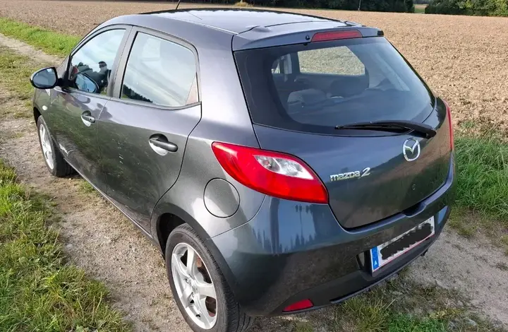 Mazda Mazda2 2009 photo 2