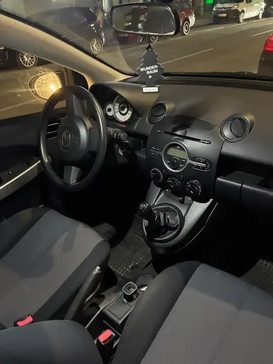 Mazda Mazda2 2009 photo 3