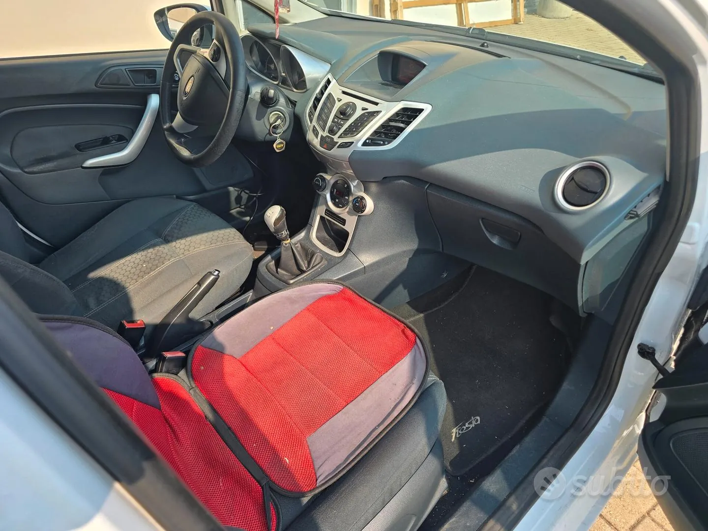 Ford Fiesta 2010 photo 3