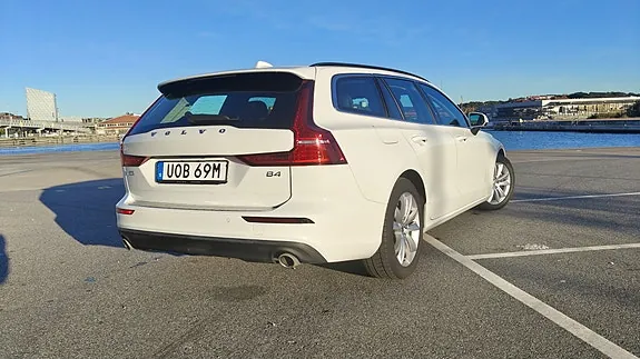 Volvo V60 2022 photo 2