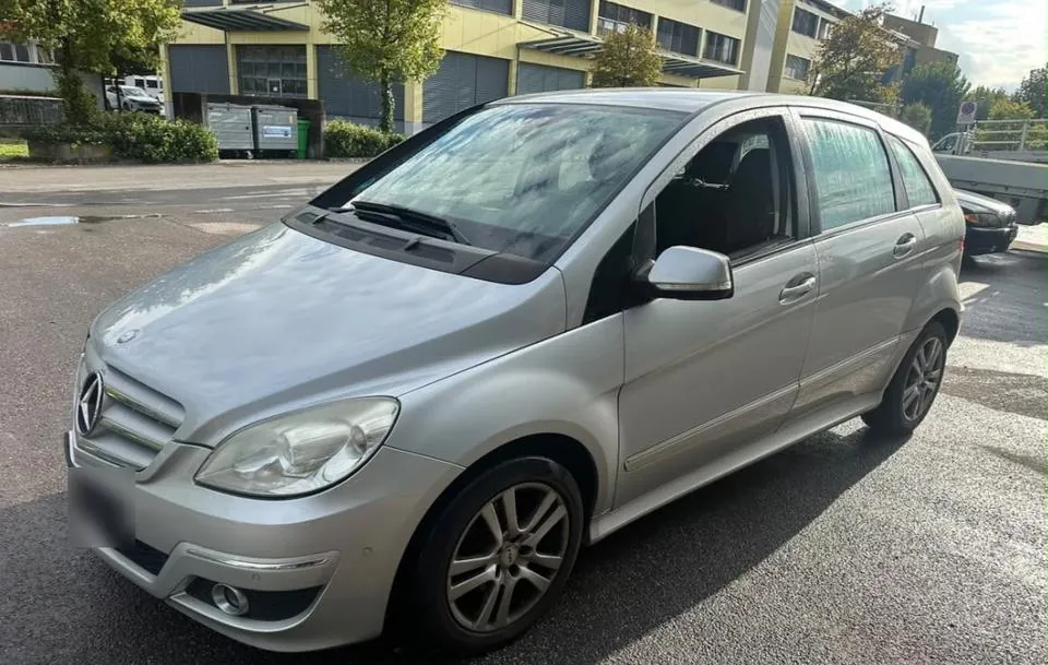 Mercedes-Benz B 180