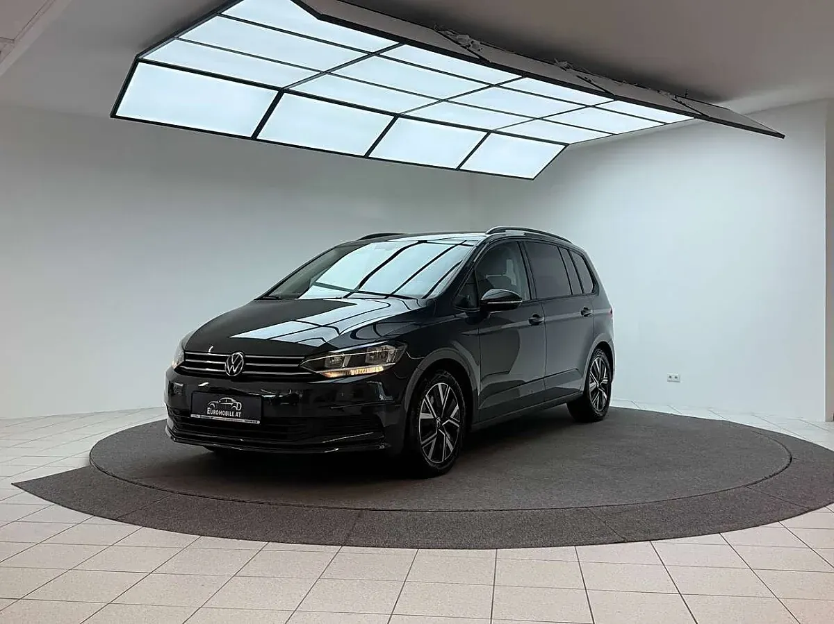 Volkswagen Touran 2022 photo 2