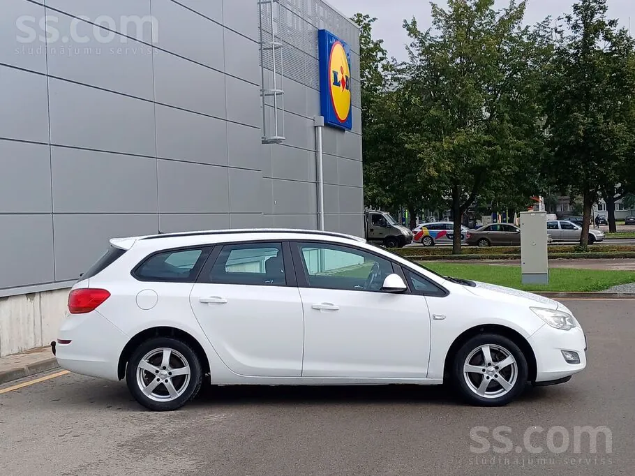 Opel Astra 2011 photo 2