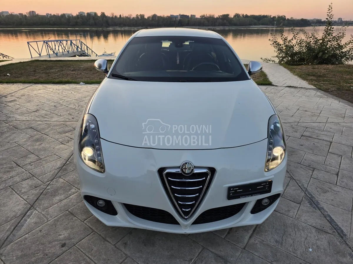 Alfa Romeo Giulietta 2011 photo 2