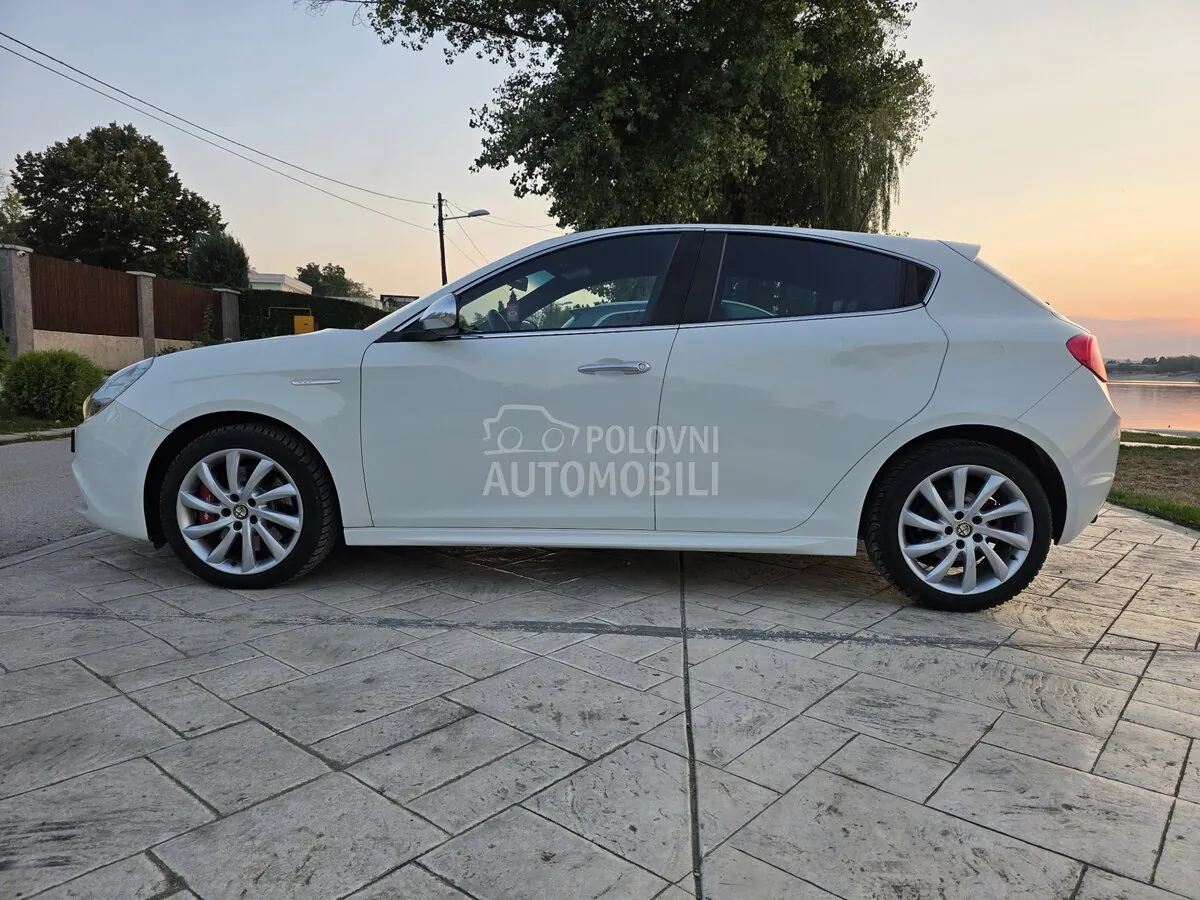 Alfa Romeo Giulietta 2011 photo 5