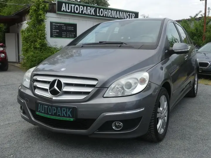 Mercedes-Benz B 180