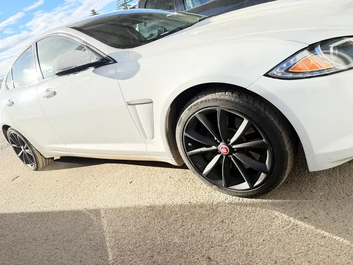 Jaguar Xf 2015 photo 2
