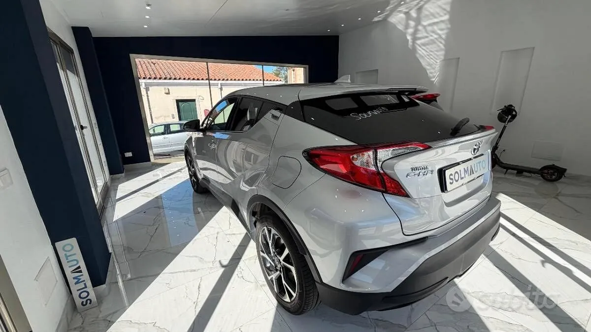 Toyota C-Hr 2019 photo 2