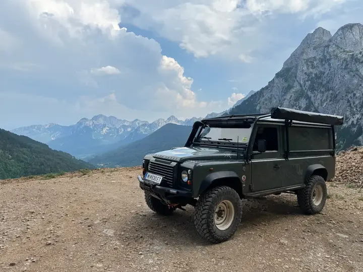 Land Rover Defender 2011 photo 2