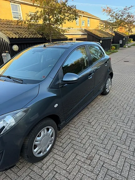 Mazda 2 2011 photo 2