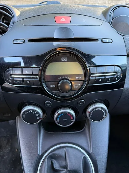 Mazda 2 2011 photo 5