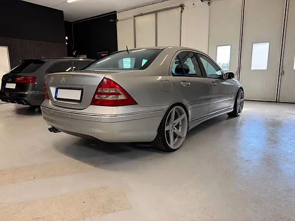 Mercedes-Benz C32 2001 photo 4