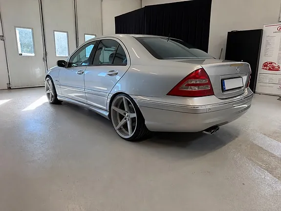 Mercedes-Benz C32 2001 photo 2