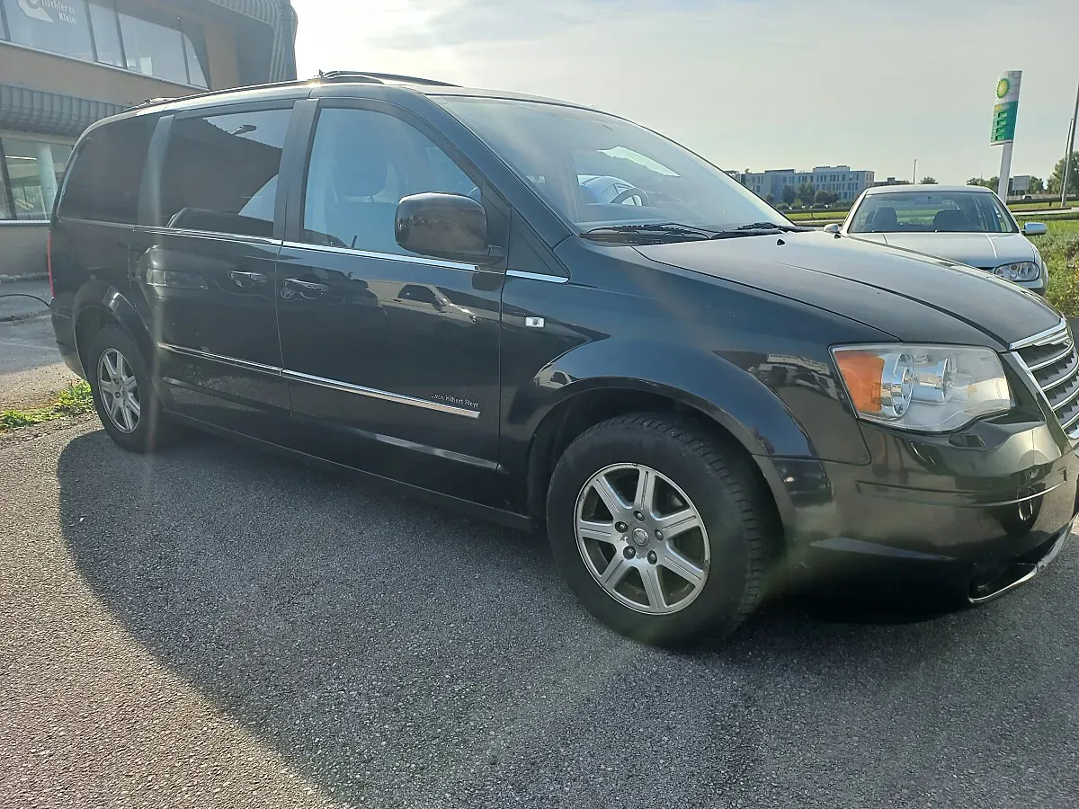Chrysler Voyager 2010 photo 3