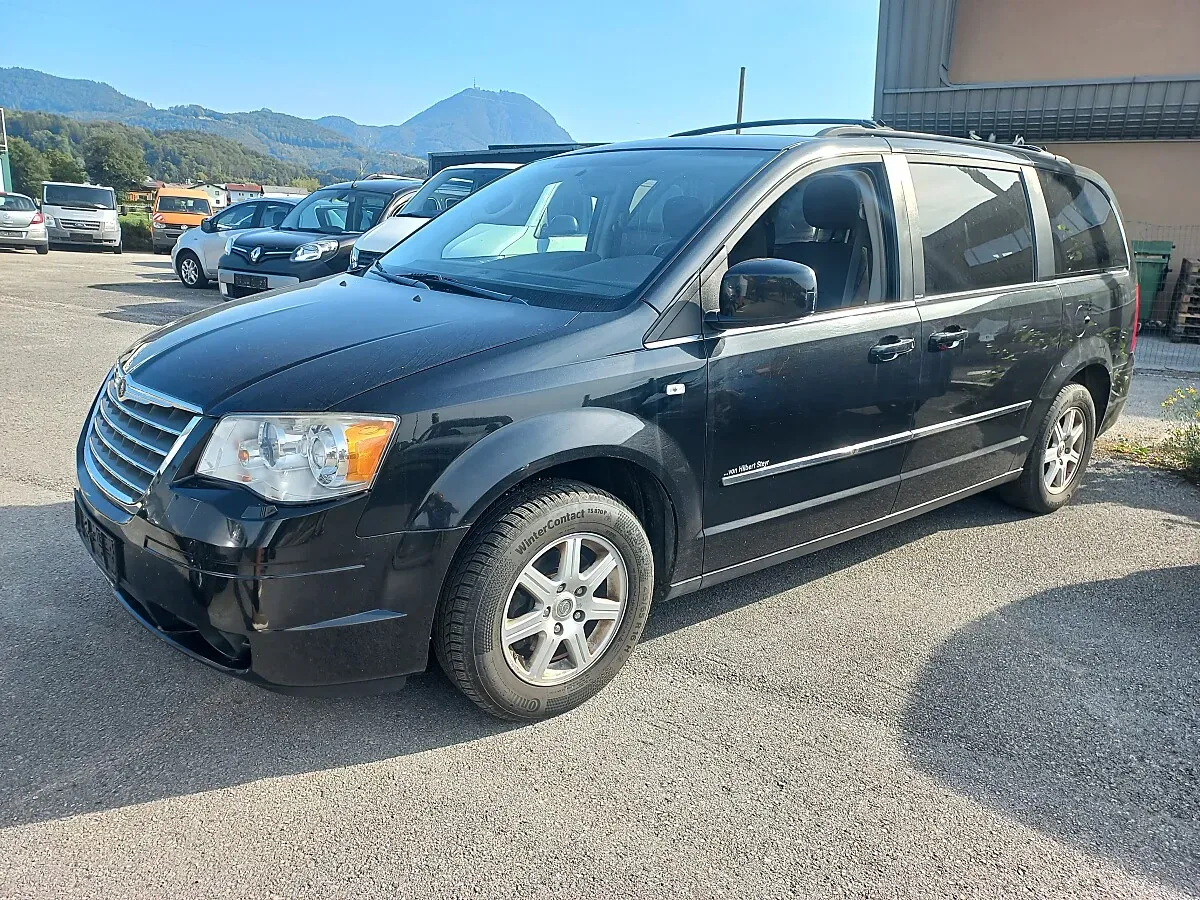 Chrysler Voyager 2010 photo 2