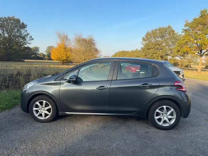 Peugeot 208 2015 photo 2