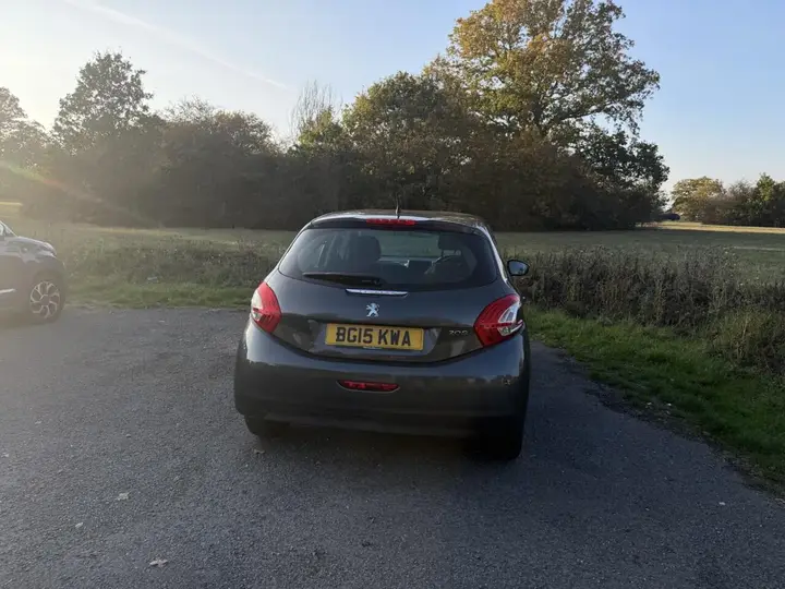 Peugeot 208 2015 photo 3