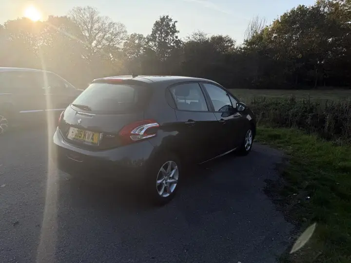Peugeot 208 2015 photo 4