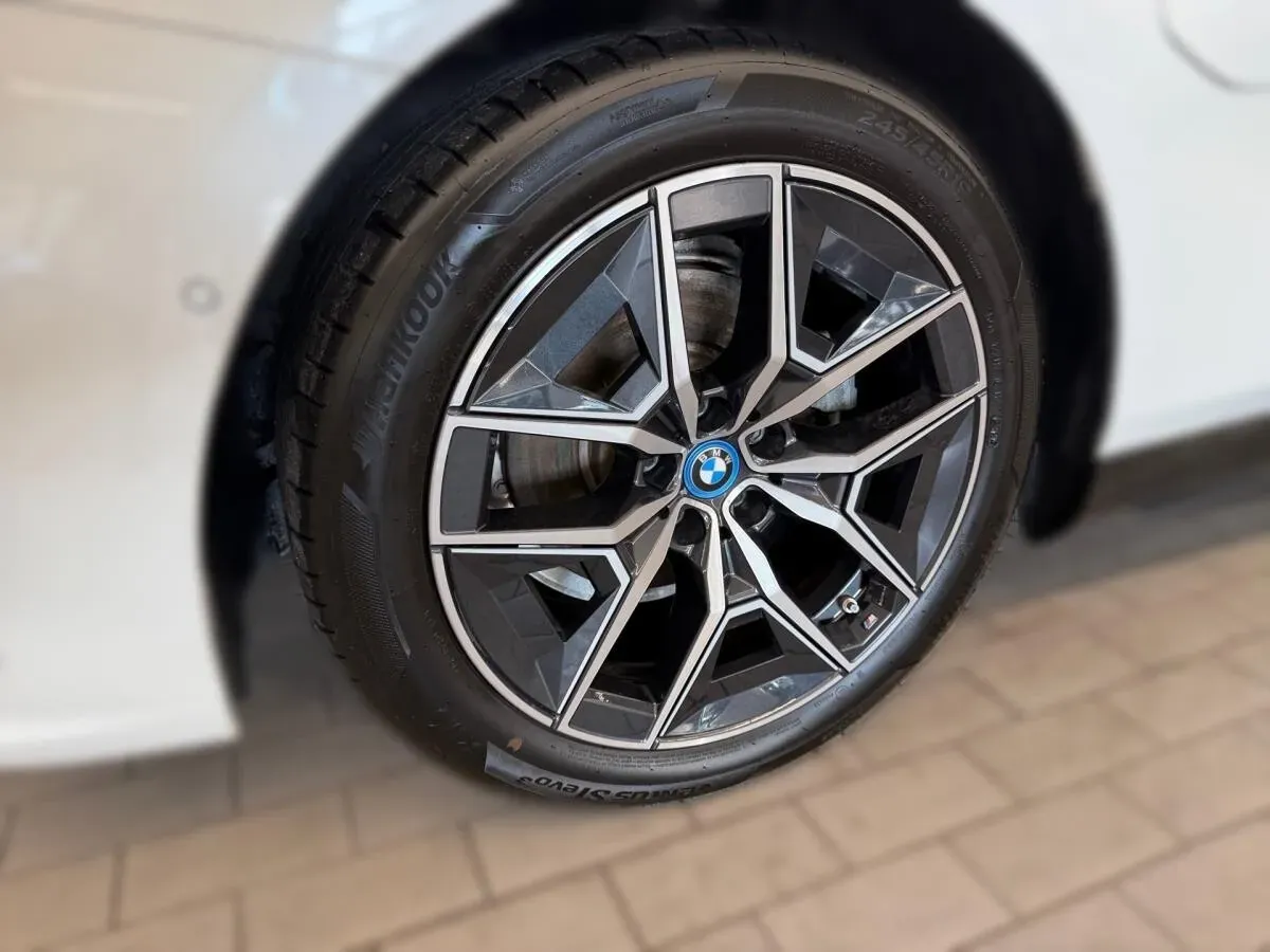 BMW 5 Series 2024 photo 3
