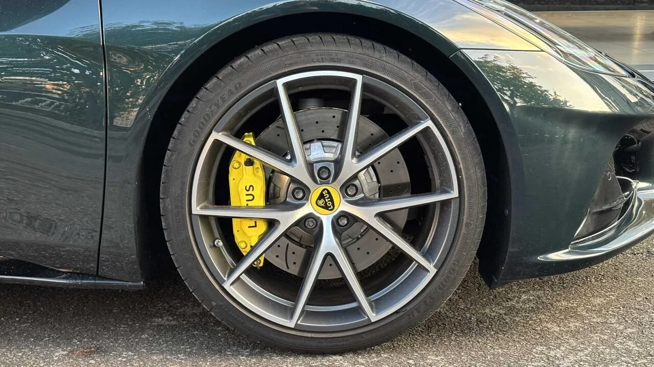 Lotus Emira 2025 photo 5