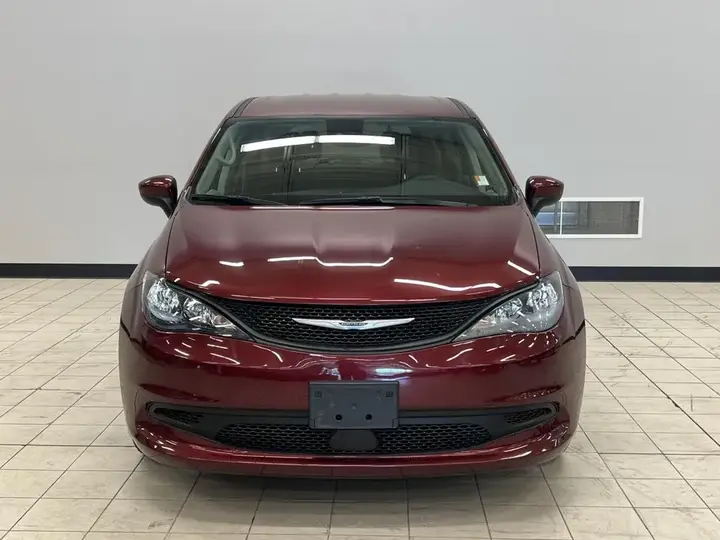 Chrysler Grand Caravan 2023 photo 2