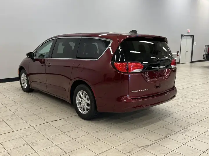 Chrysler Grand Caravan 2023 photo 5