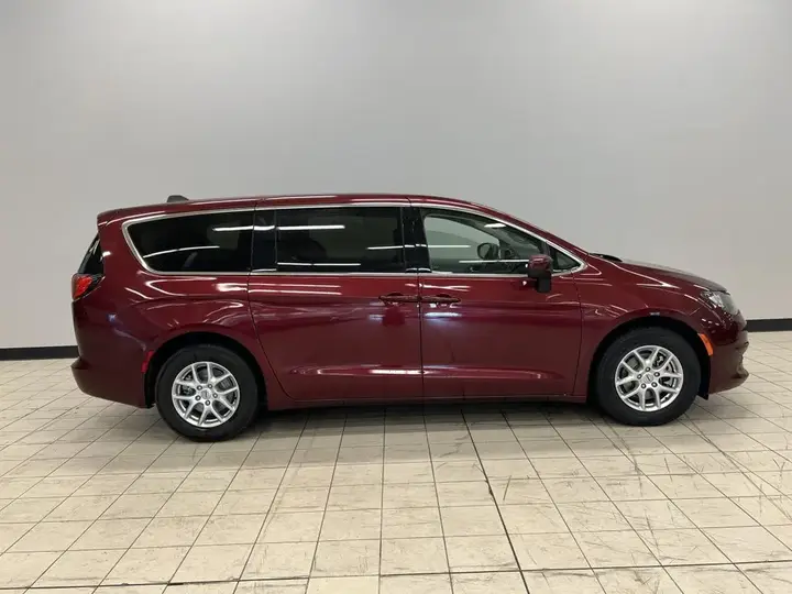 Chrysler Grand Caravan 2023 photo 4