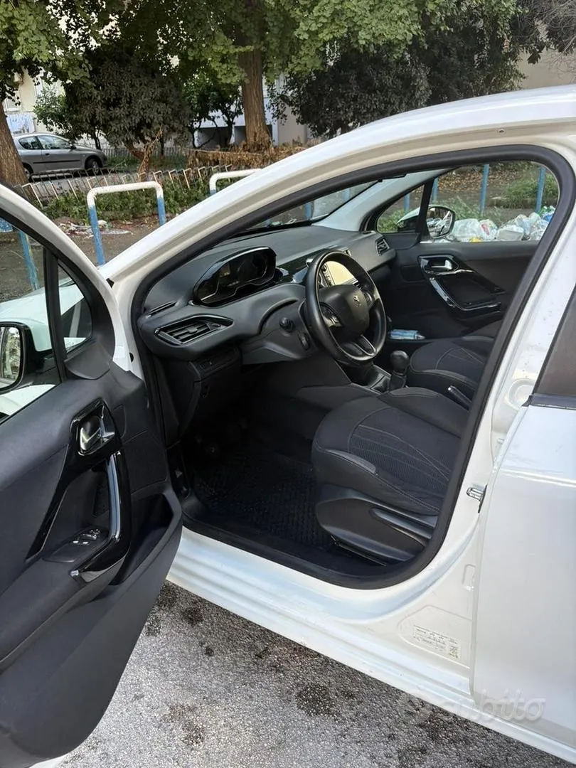 Peugeot 208 2013 photo 3
