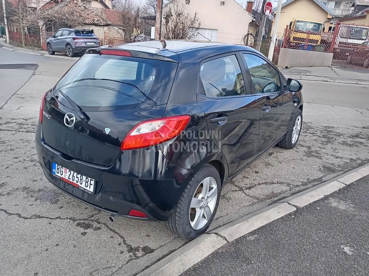 Mazda 2 2012 photo 2