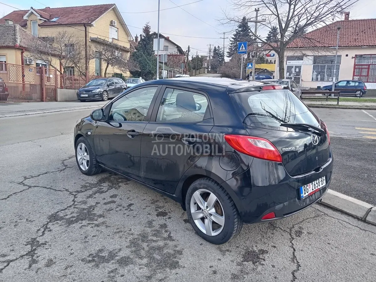 Mazda 2 2012 photo 3