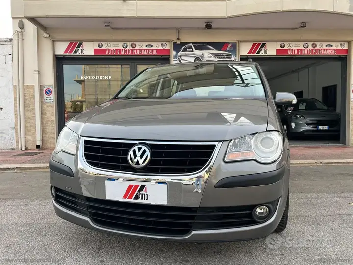 Volkswagen Touran 2008 photo 2