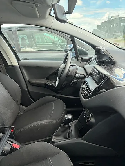 Peugeot 208 2014 photo 3