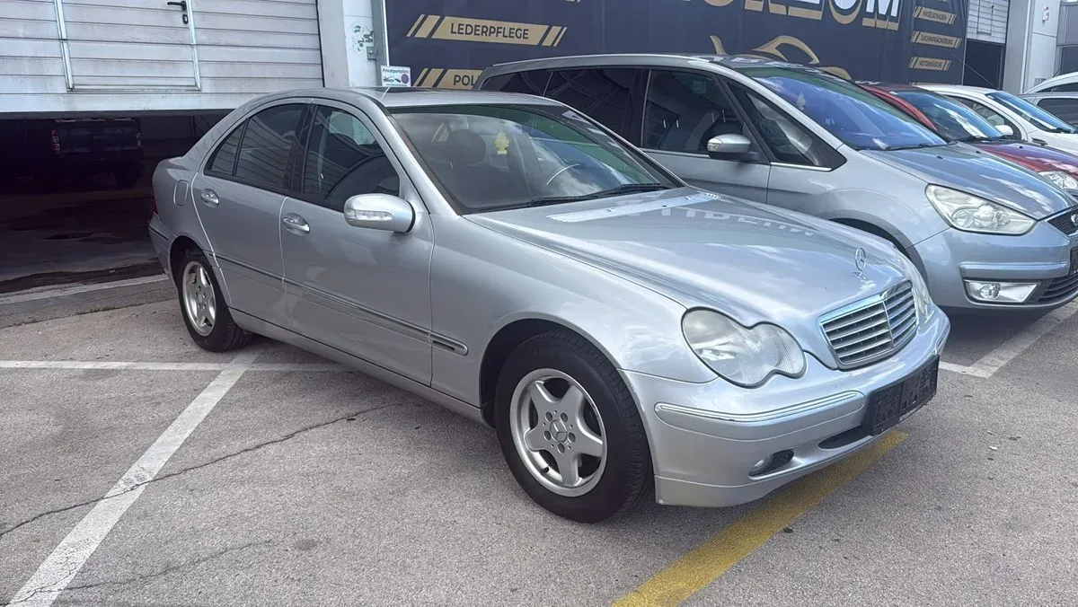 Mercedes-Benz C-Class 2004 photo 2