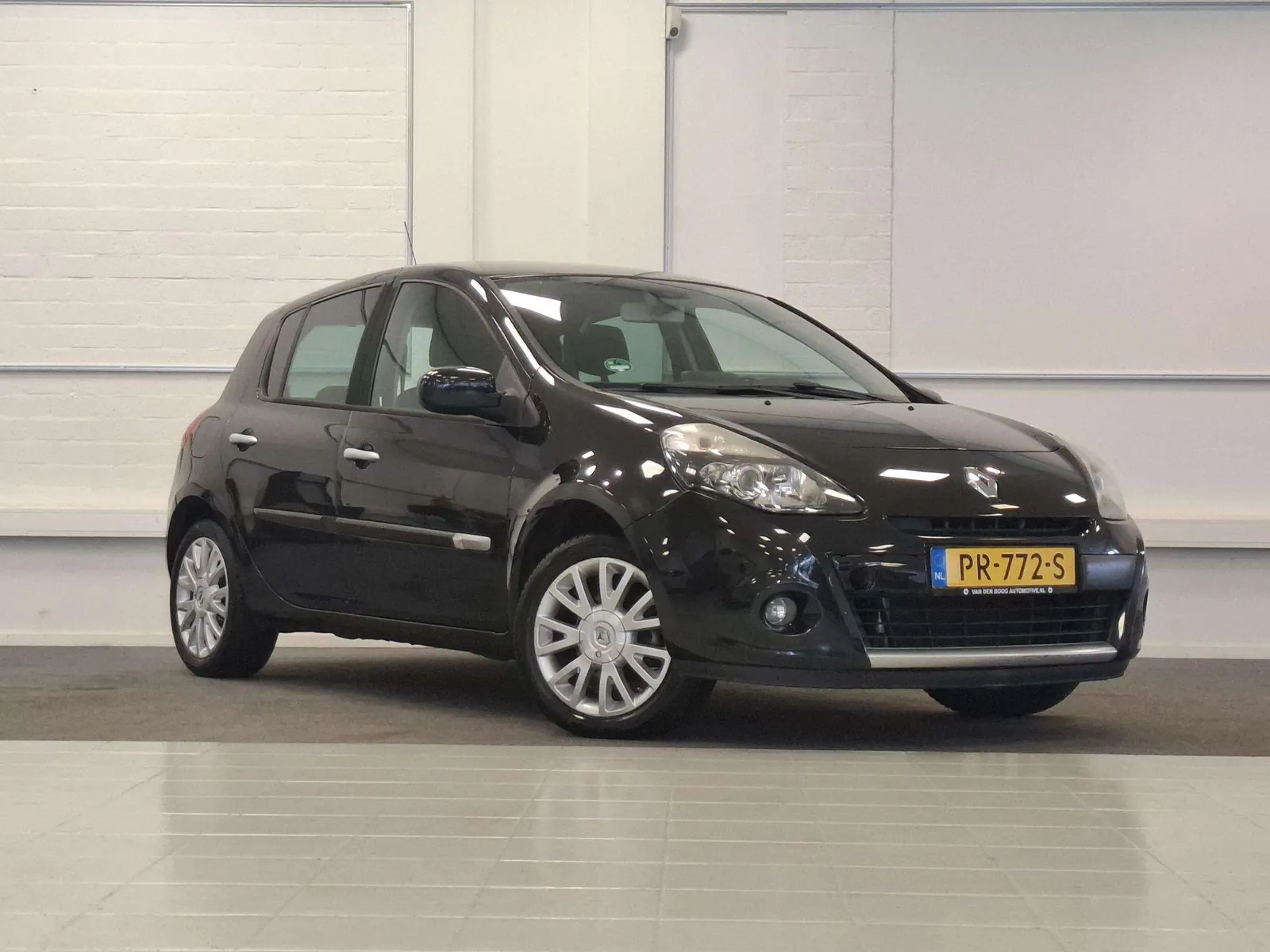Renault Clio 2010 photo 2