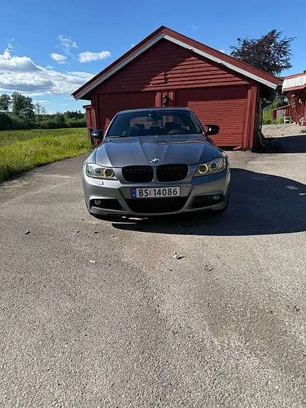BMW 318D 2010 photo 2