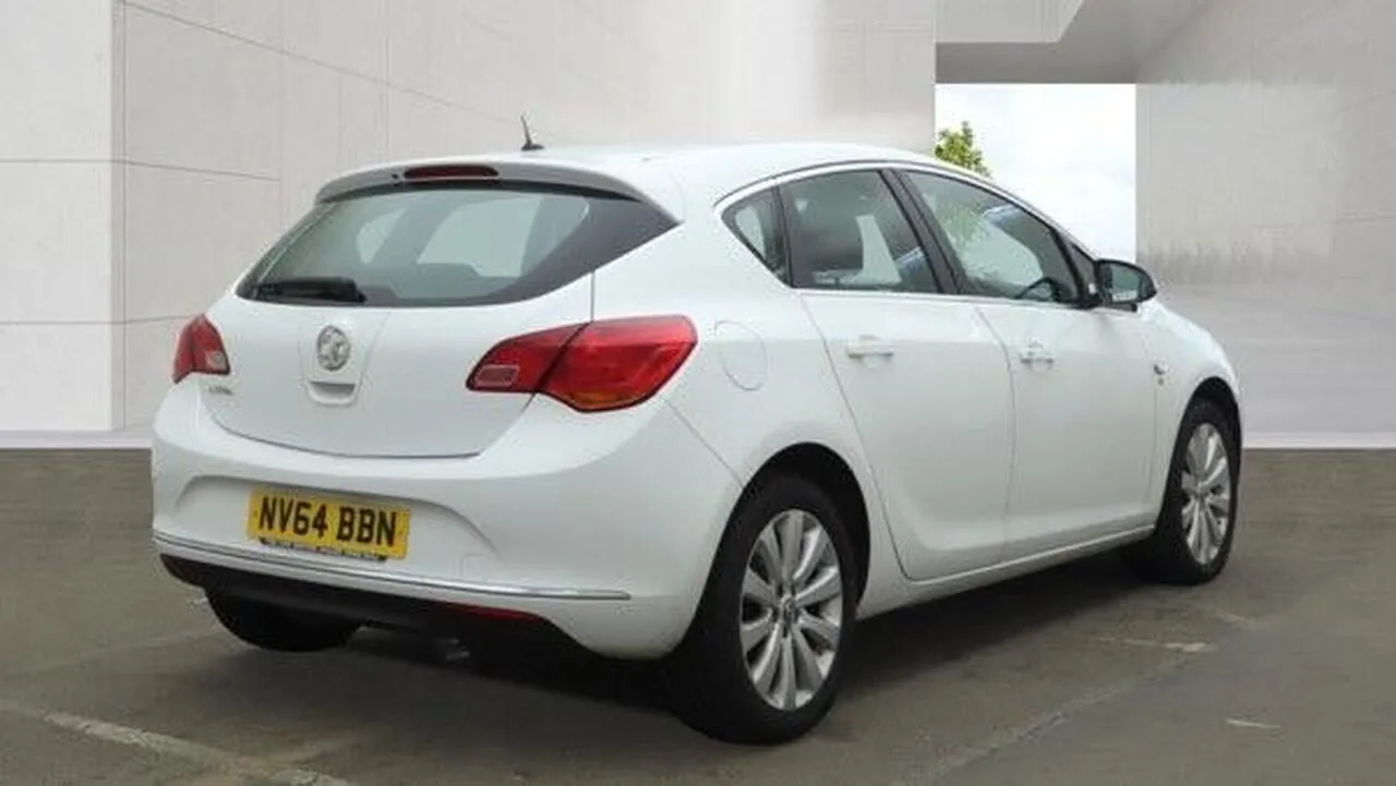 Vauxhall Astra 2014 photo 2