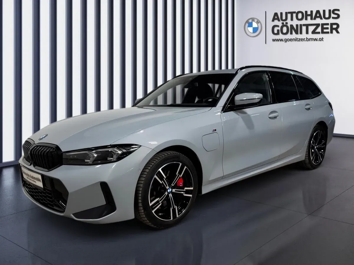 BMW 3 Series 2024 photo 2