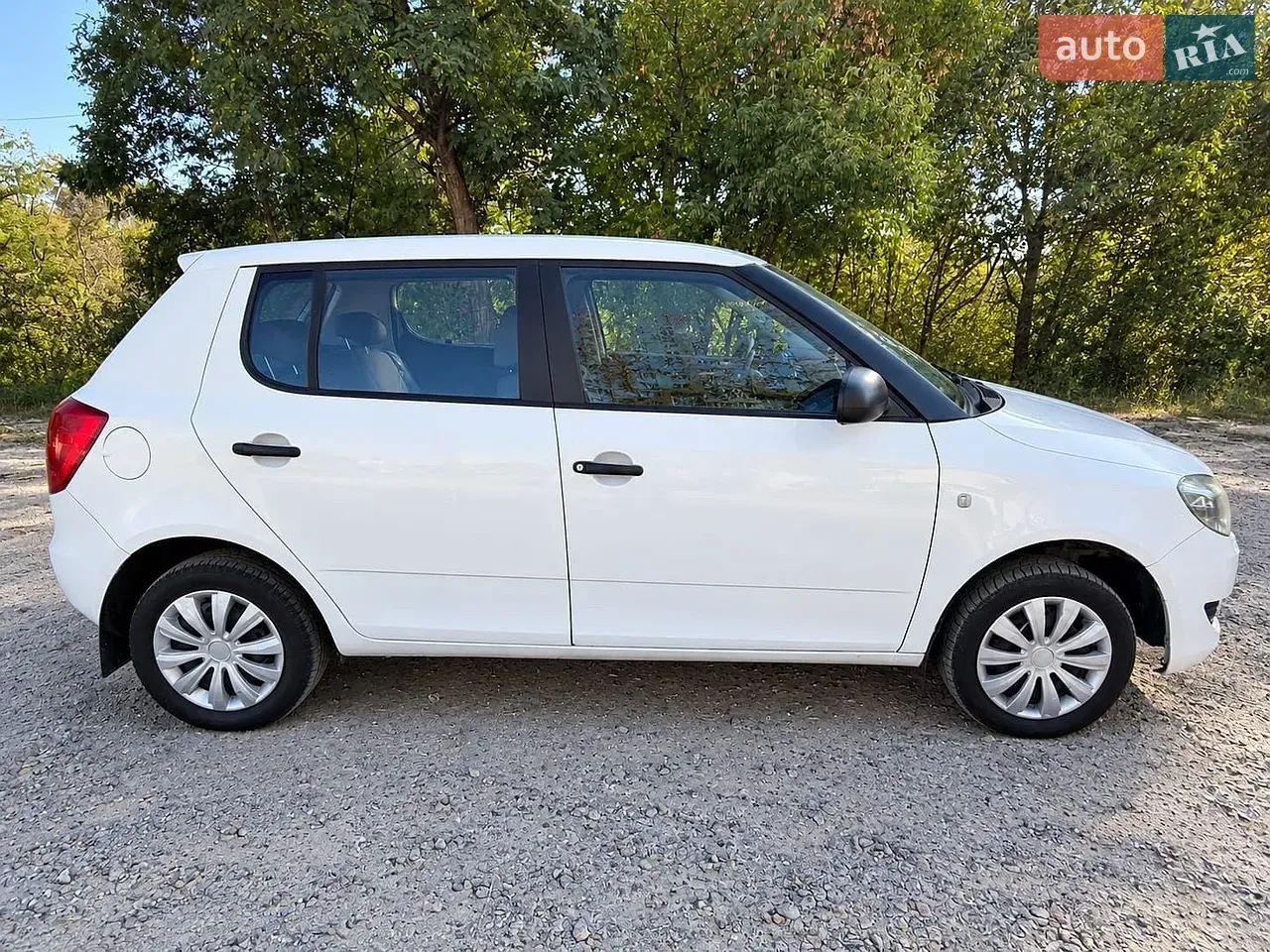 Skoda Fabia 2011 photo 2