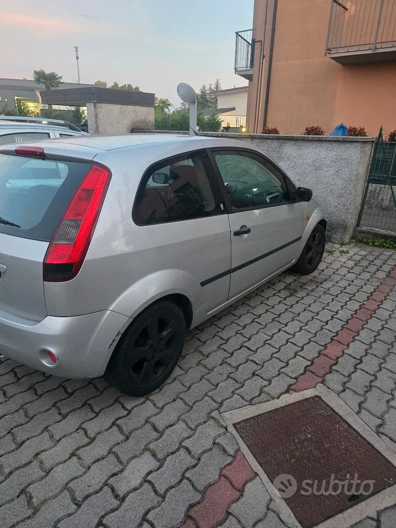 Ford Fiesta 2004 photo 2