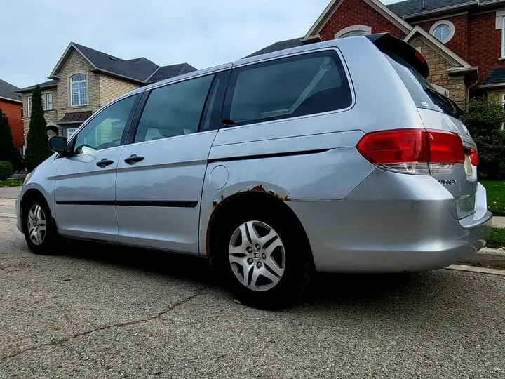 Honda Odyssey 2010 photo 2