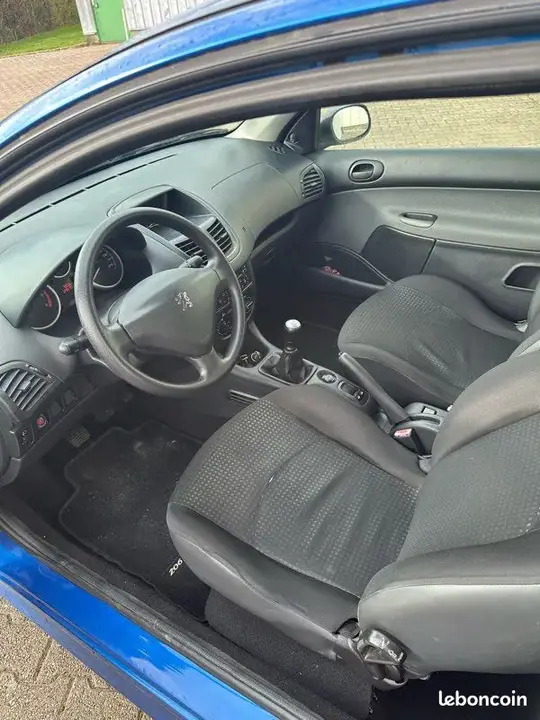 Peugeot 206 2011 photo 3